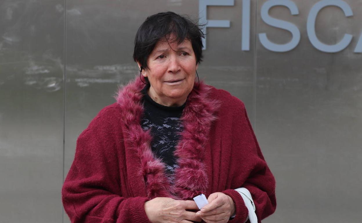 Mauricia Ibáñez a las puertas del juzgado donde iba a celebrarse el juicio.