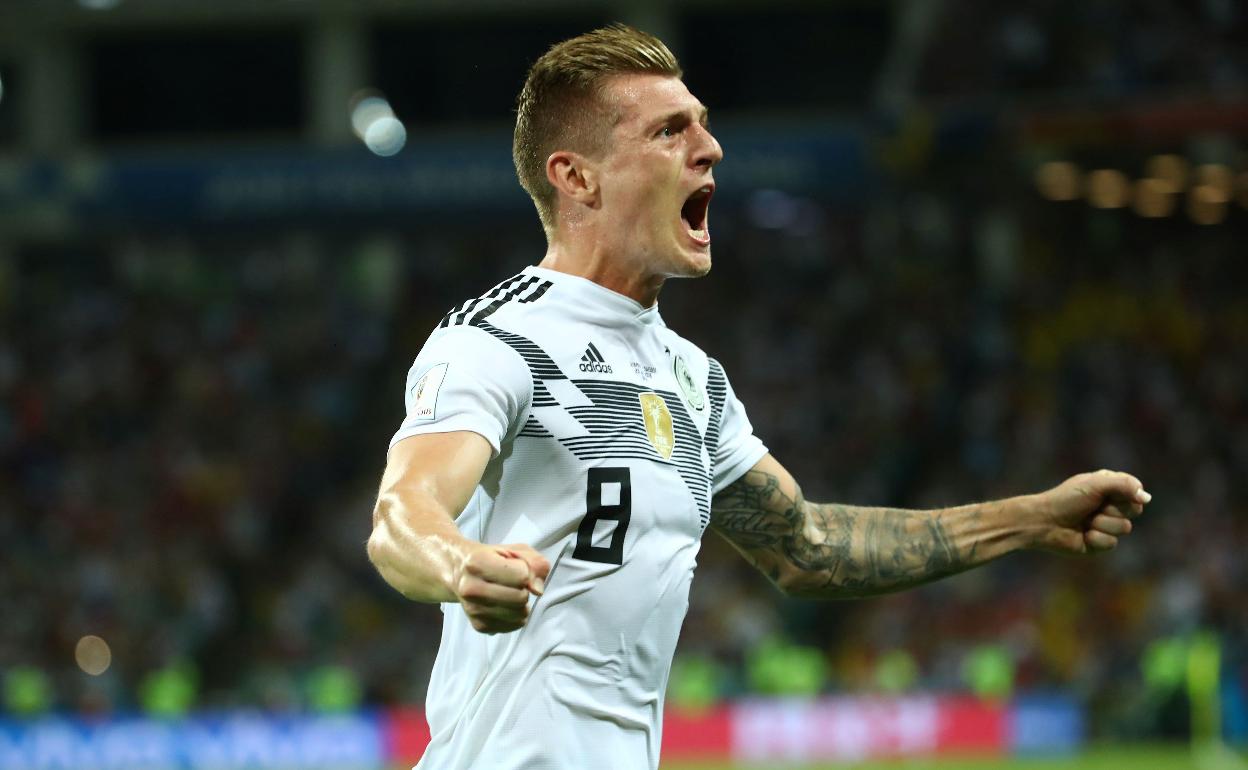 Toni Kroos celebra un gol con la selección alemana.