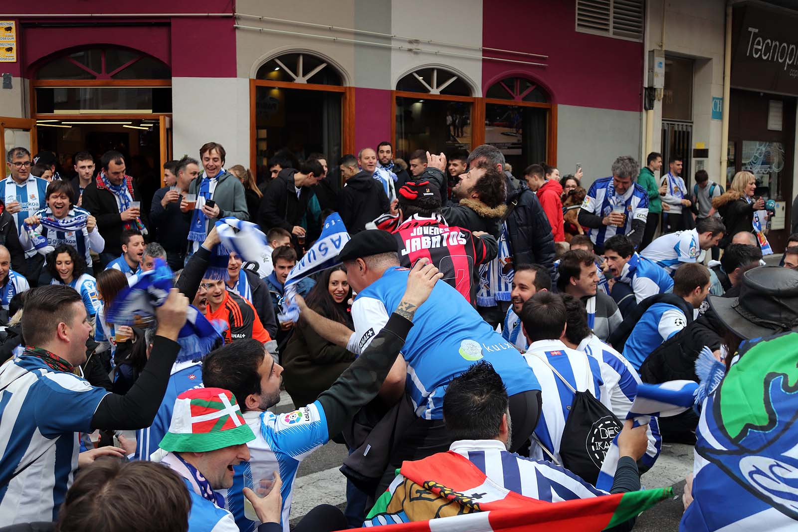 Fotos: La marea txuri urdin llega a Miranda