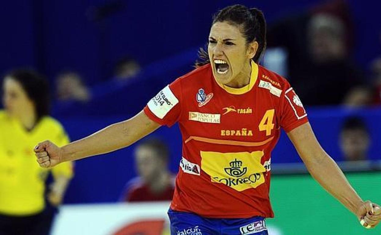 Carmen Martín celebra un gol con la selección española. 