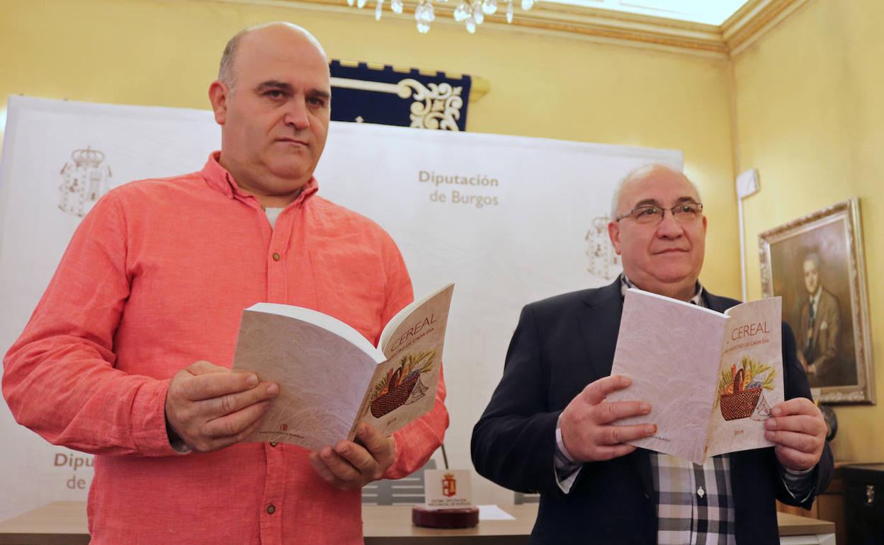 Luis Castrillo, presidente de la asociación cultural, con el libro que se ha editado tras la segunda edición del concurso de relatos del pueblo. 