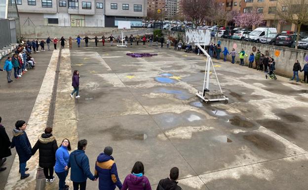 Para finalizar el acto han realizado una gran cadena humana en el patio del centro. 