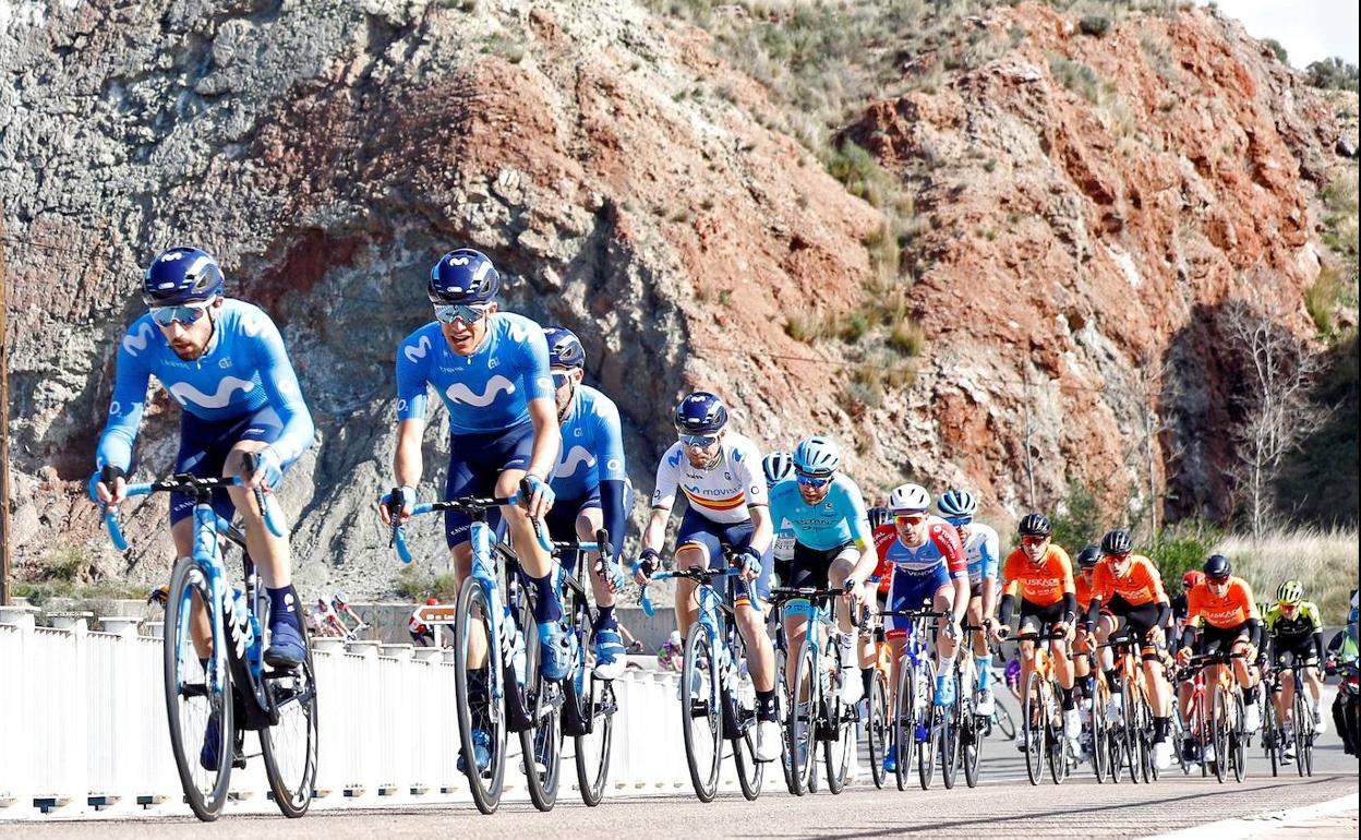 Ciclistas del Movistar, a la cabeza del pelotón durante la Vuelta a la Comunidad Valenciana. 