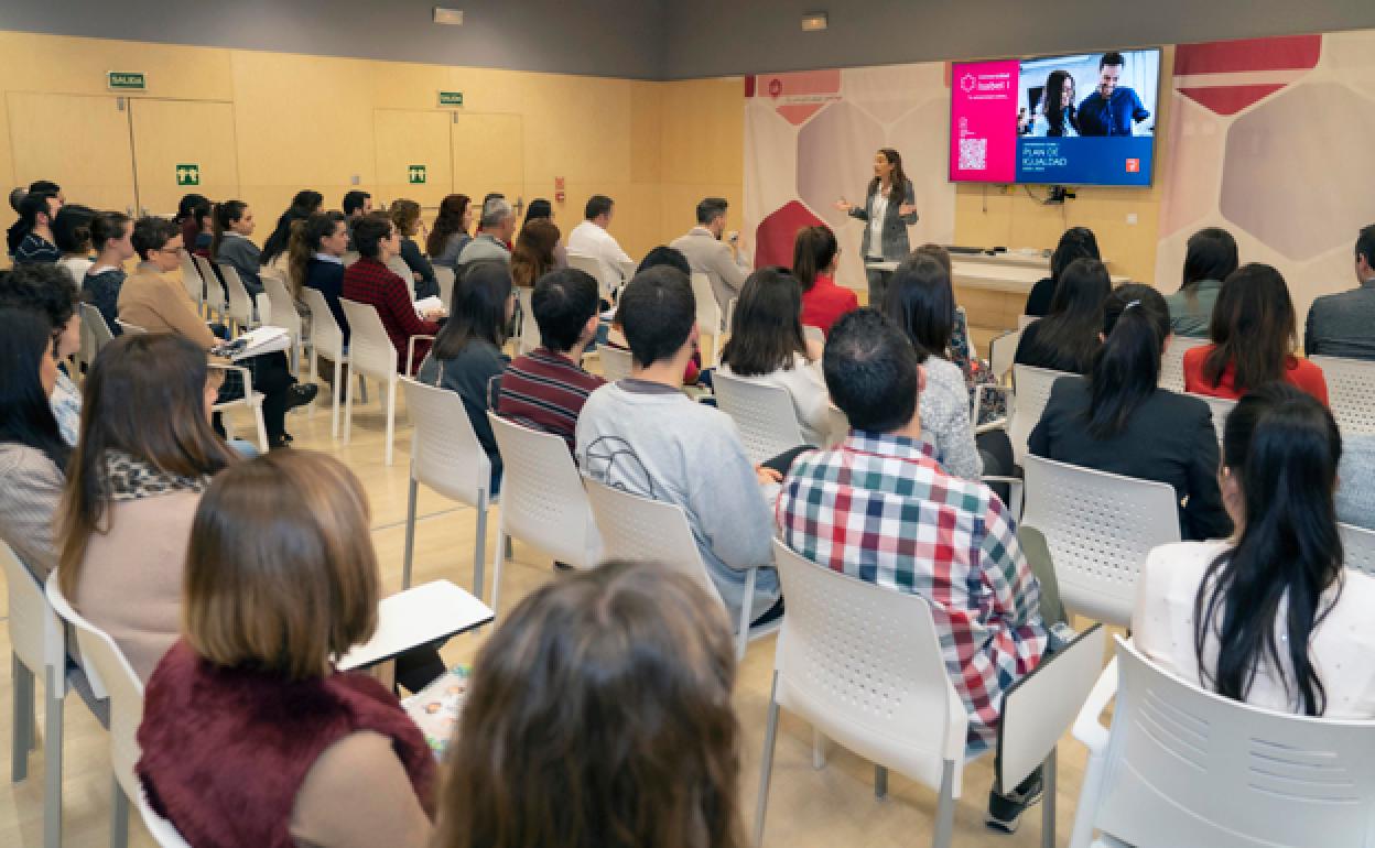 María Jesús Cuéllar Nebreda, presidenta del Consejo de Administración de la Universidad Isabel I, presenta el Plan de Igualdad a la plantilla. 