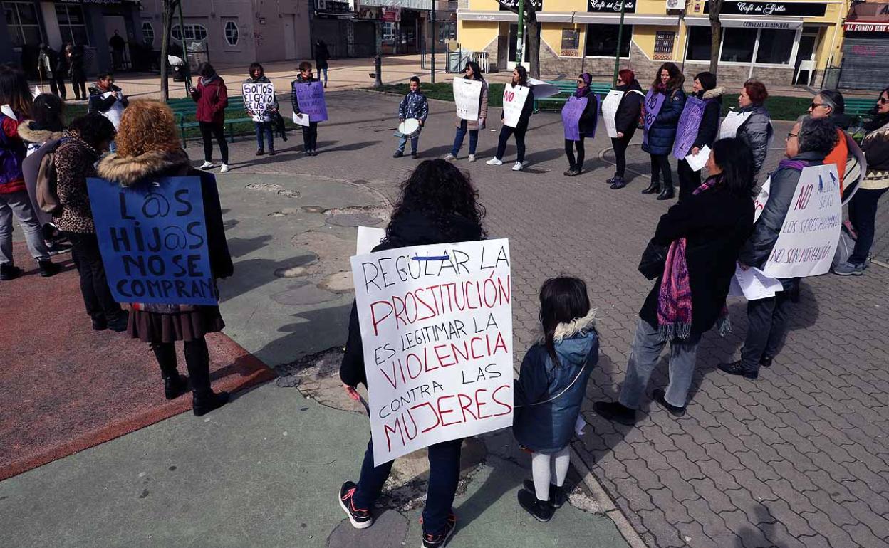 Imagen de la cadena feminista que ha comenzado en Plaza Roma.