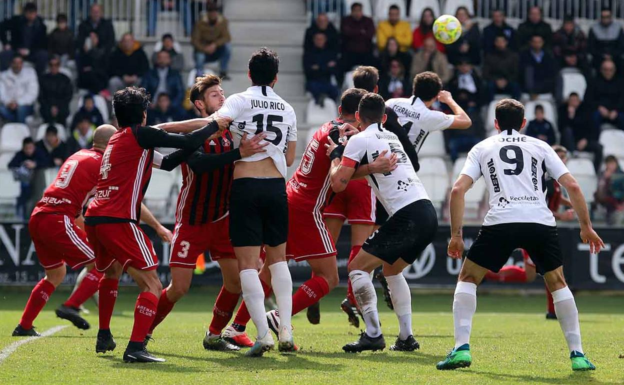 El Burgos CF en su último partido en El Plantío.