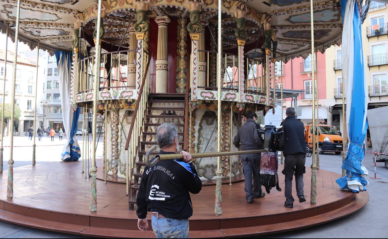 Operarios instalan esta mañana el tiovivo en la Plaza Mayor.