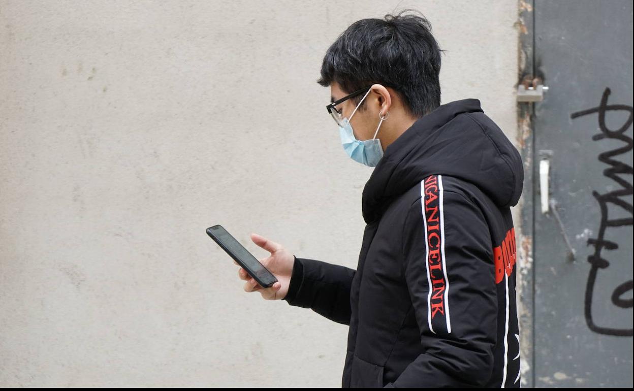 Un ciudadano camina por las calles de Salamanca ataviado con una mascarilla. 