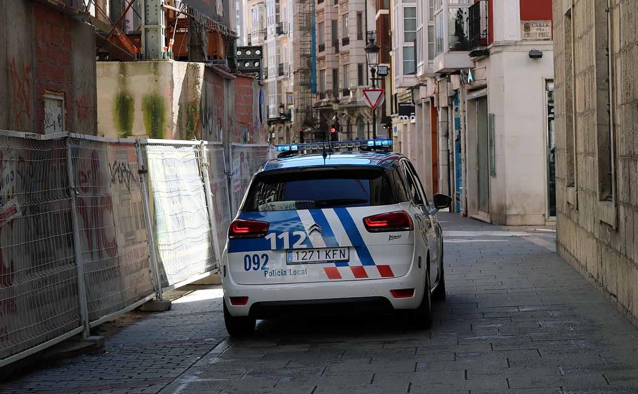 La policía recorre las calles compartiendo por megafonía el mensaje que recuerda que es obligatorio permanecer en casa. 