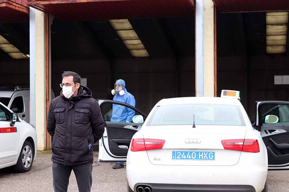 Desinfección de los autobuses urbanos y taxis de Burgos así como del Hospital Universitario de Burgos para luchar contra el coronavirus. 