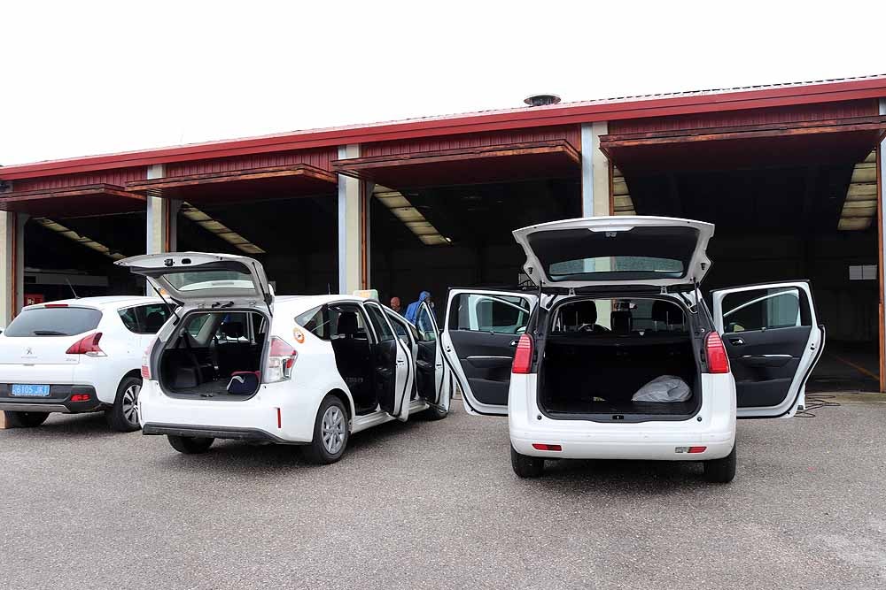 Desinfección de los autobuses urbanos y taxis de Burgos así como del Hospital Universitario de Burgos para luchar contra el coronavirus. 