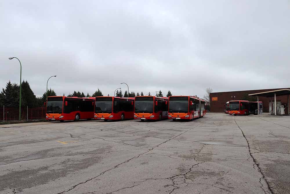 Desinfección de los autobuses urbanos y taxis de Burgos así como del Hospital Universitario de Burgos para luchar contra el coronavirus. 