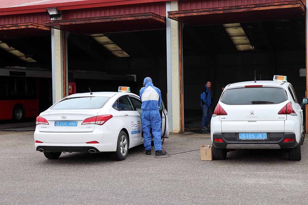 Desinfección de los autobuses urbanos y taxis de Burgos así como del Hospital Universitario de Burgos para luchar contra el coronavirus. 