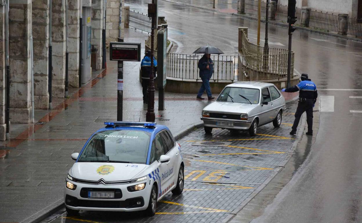 Las patrullas vigilan que se cumpla el confinamiento