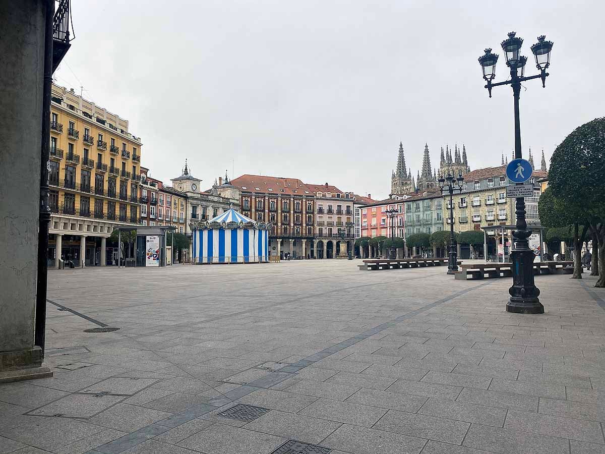 La Plaza Mayor desierta a media mañana.