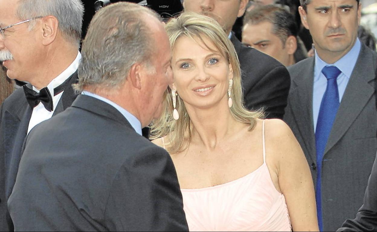 El rey Juan Carlos junto a Corinna Larsen, en un acto celebrado en Barcelona en 2006.