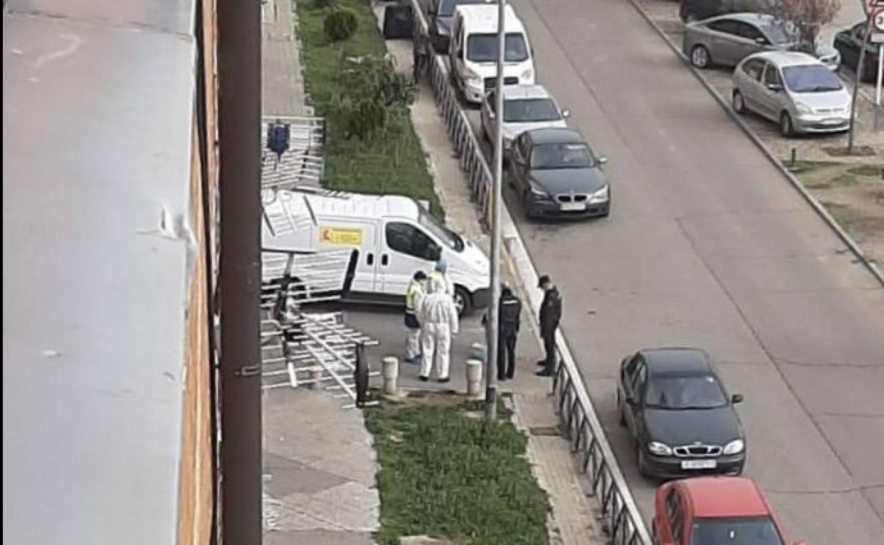 Labores de desinfección en el edificio del Orfeón de la capital ribereña.