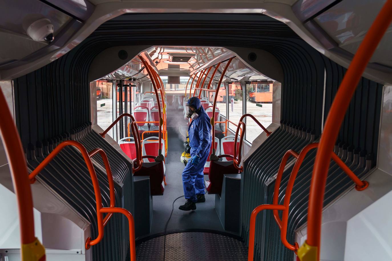 Desinfección de los autobuses urbanos y taxis de Burgos así como del Hospital Universitario de Burgos para luchar contra el coronavirus. 