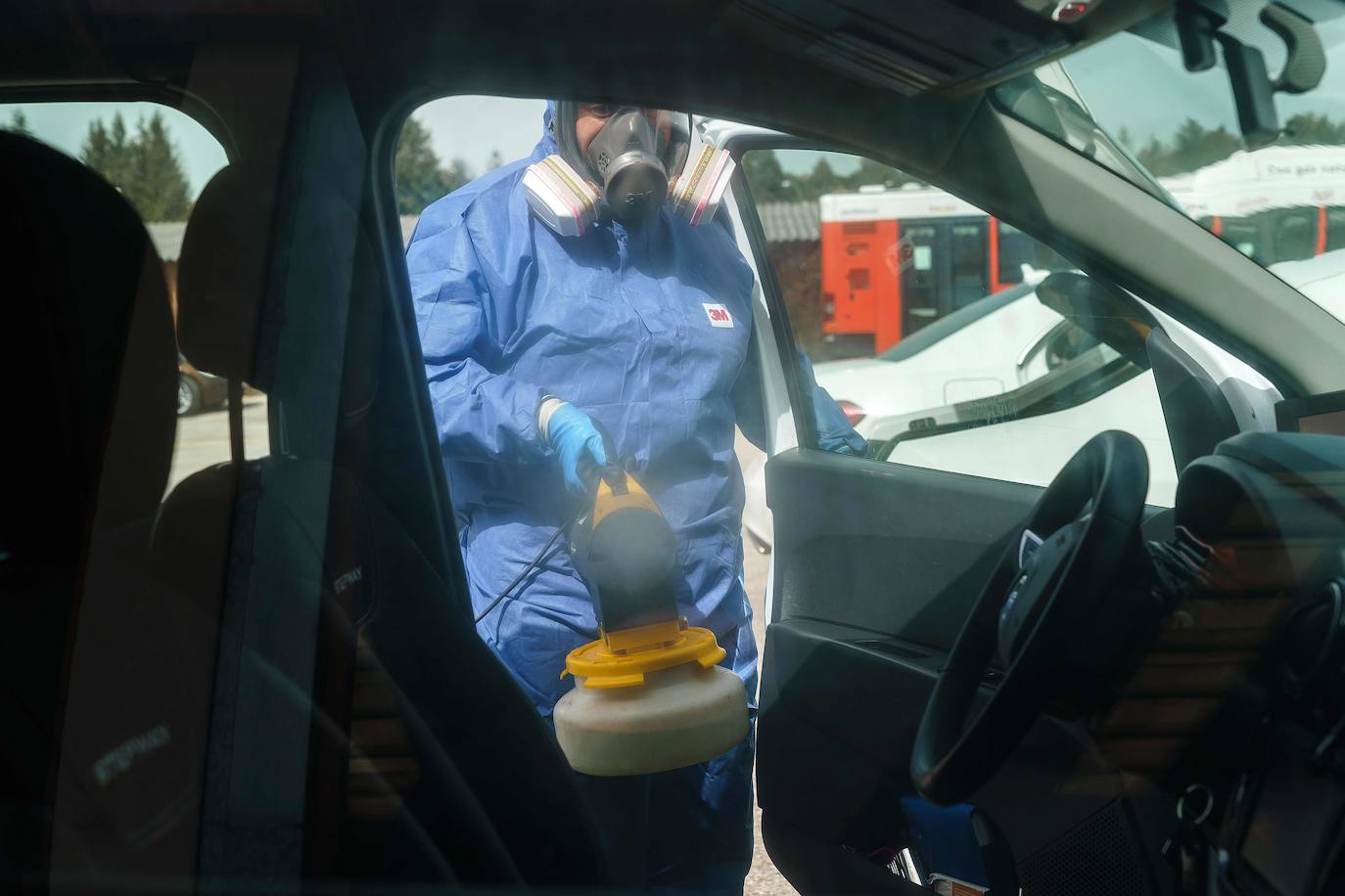 Desinfección de los autobuses urbanos y taxis de Burgos así como del Hospital Universitario de Burgos para luchar contra el coronavirus. 