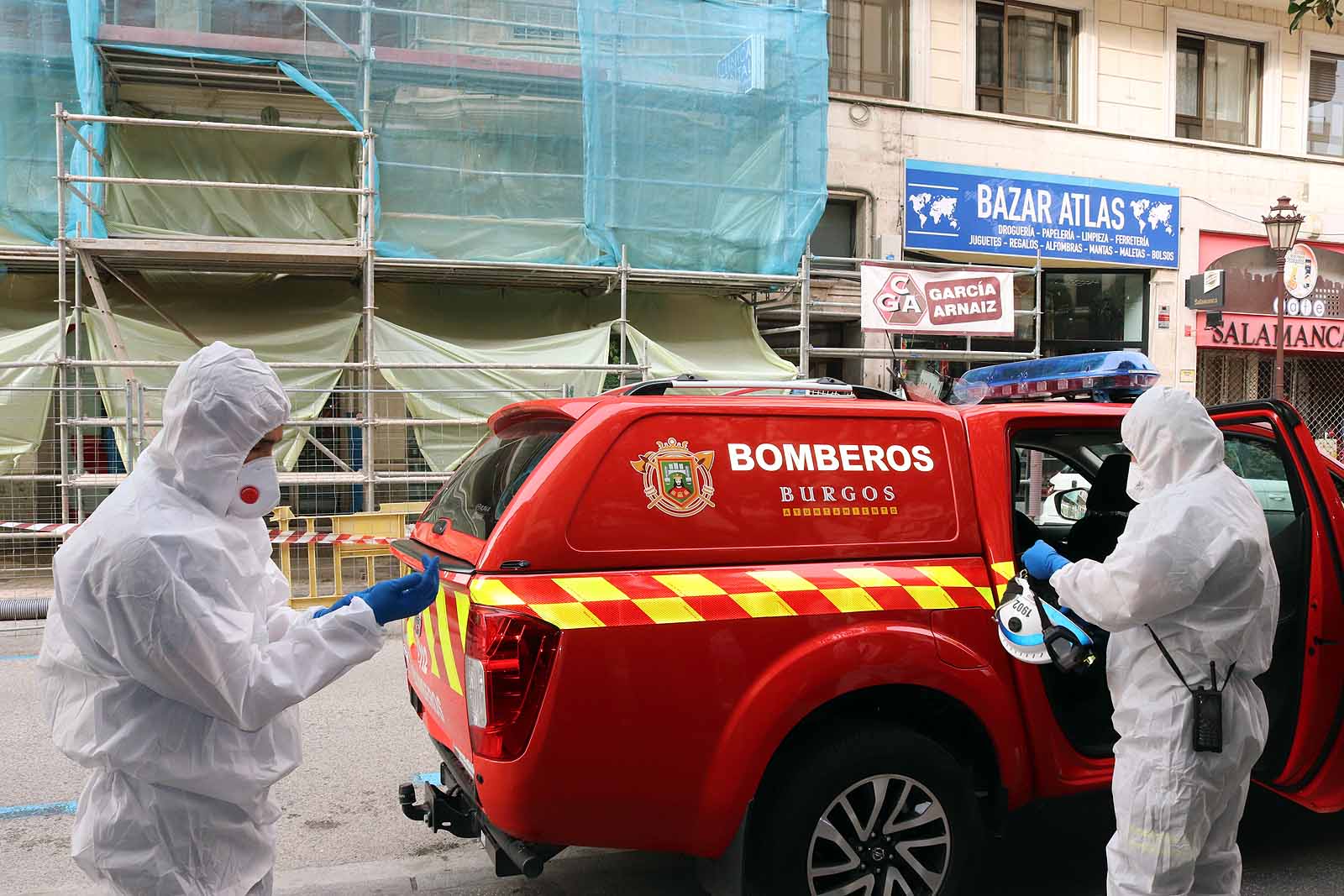 Fotos: Bomberos y Protección Civil se suman a las labores de desinfección de Burgos