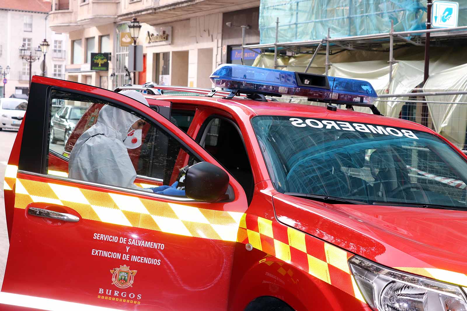 Fotos: Bomberos y Protección Civil se suman a las labores de desinfección de Burgos