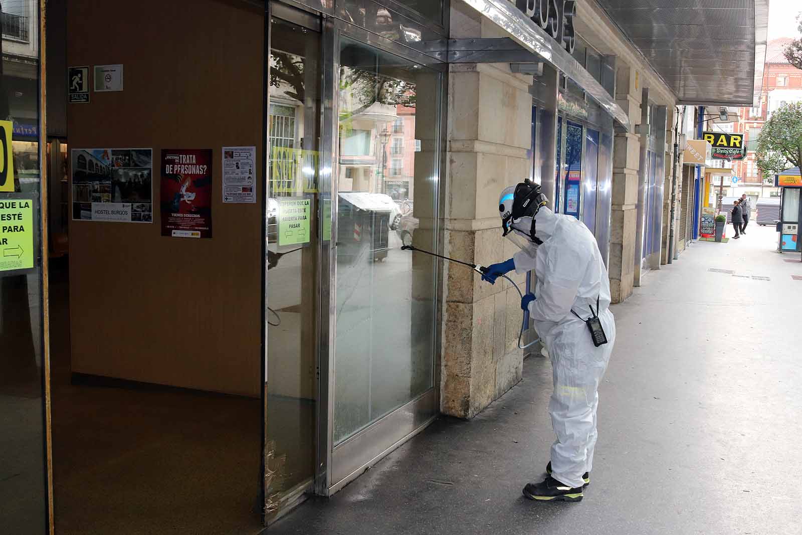 Fotos: Bomberos y Protección Civil se suman a las labores de desinfección de Burgos