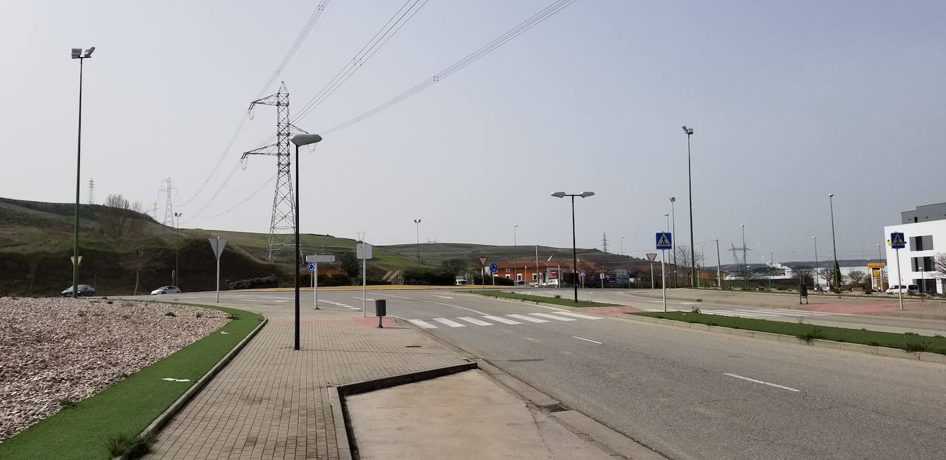 La parálisis de los clientes y el teletrabajo denota un menor tráfico de vehículos en estas zonas de la ciudad que, sin embargo, son de las que más movimiento presentan en el estado de alarma. 