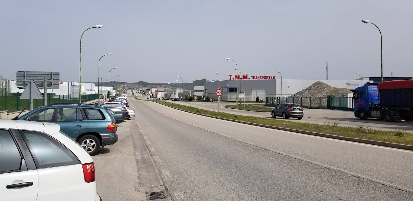 La parálisis de los clientes y el teletrabajo denota un menor tráfico de vehículos en estas zonas de la ciudad que, sin embargo, son de las que más movimiento presentan en el estado de alarma. 