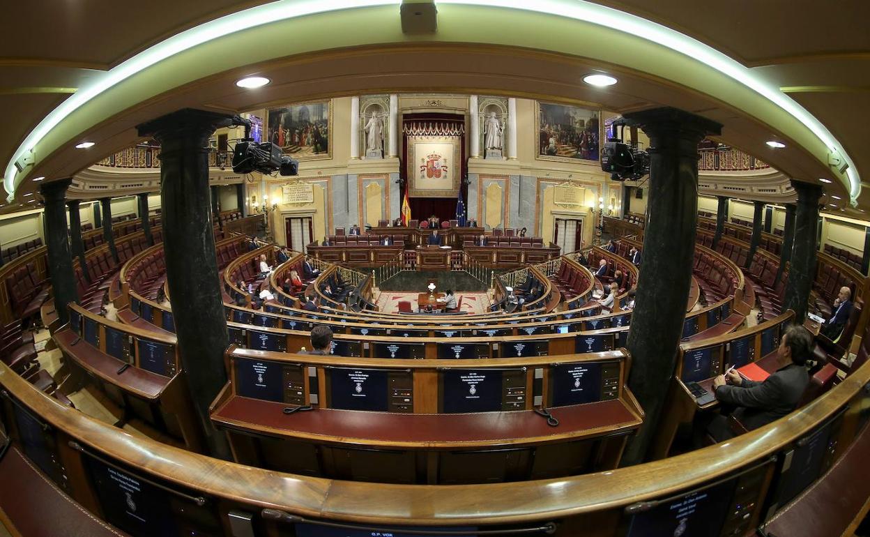 Sesión del Congreso solo con una veintena de diputados por el coronavirus.