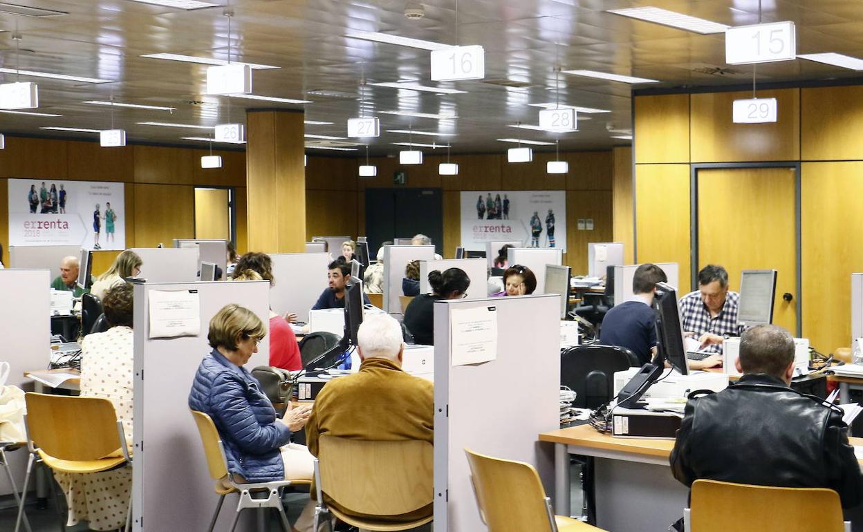 Contribuyentes en la Campaña de la Renta en una foto de archivo 