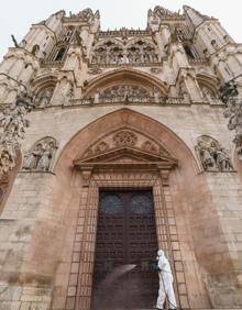 Imagen secundaria 2 - Continúan las labores de desinfección del casco urbano de Burgos por el coronavirus