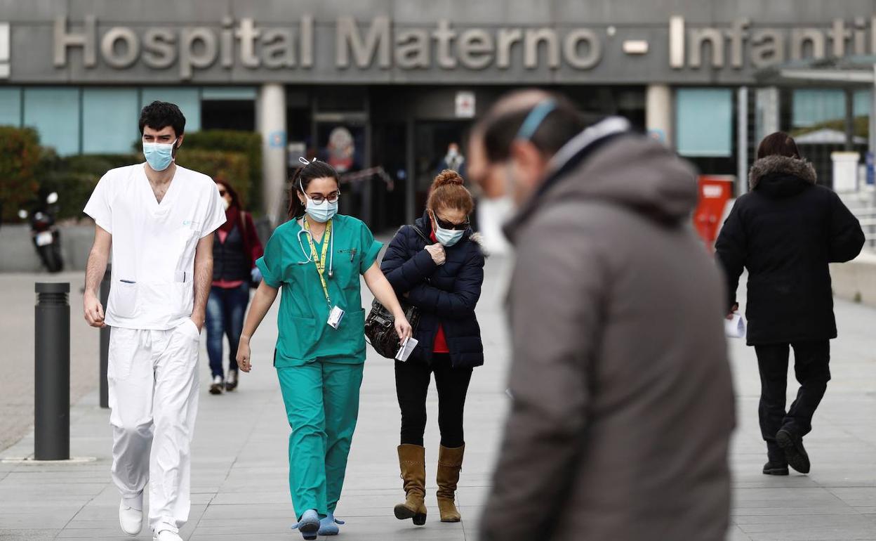 Sanitarios y pacientes, a las puertas del Hospital La Paz.