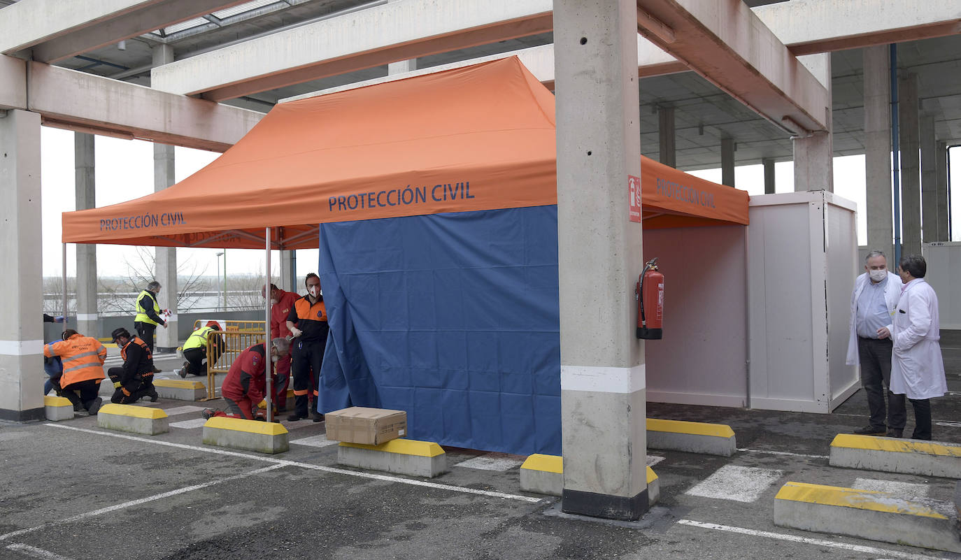 Fotos: El Hospital de Burgos instala carpas y casetas para un cribado de los pacientes de coronavirus