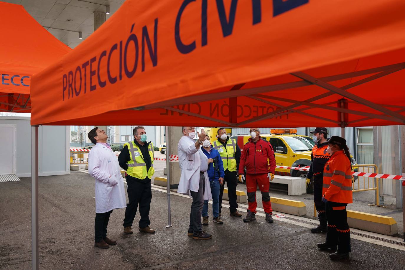 Fotos: El Hospital de Burgos instala carpas y casetas para un cribado de los pacientes de coronavirus