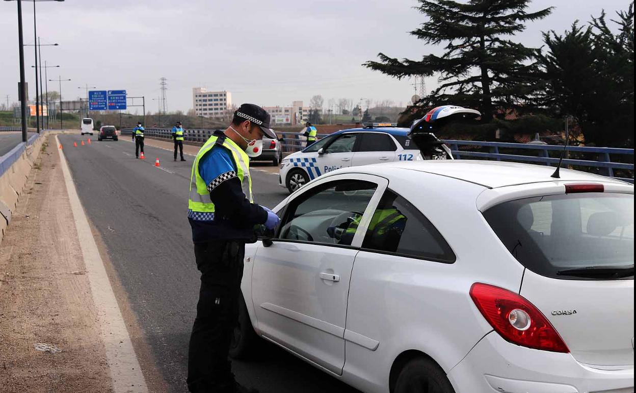 Un agente de la policía local pide la documentación a un conductor.