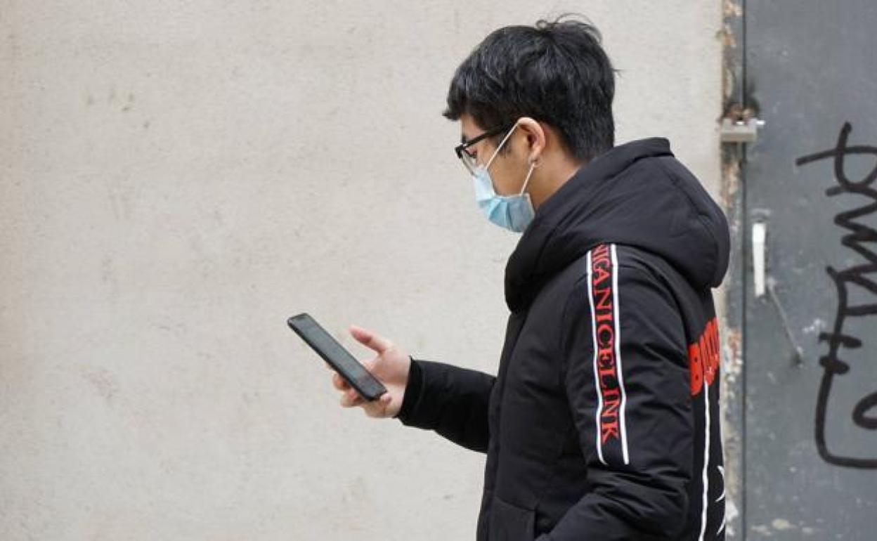 Un ciudadano camina por las calles ataviado con una mascarilla.