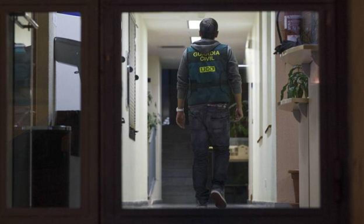 Un guardia civil de la división UCO camina por el interior del Ayuntamiento de Valdemoro. 