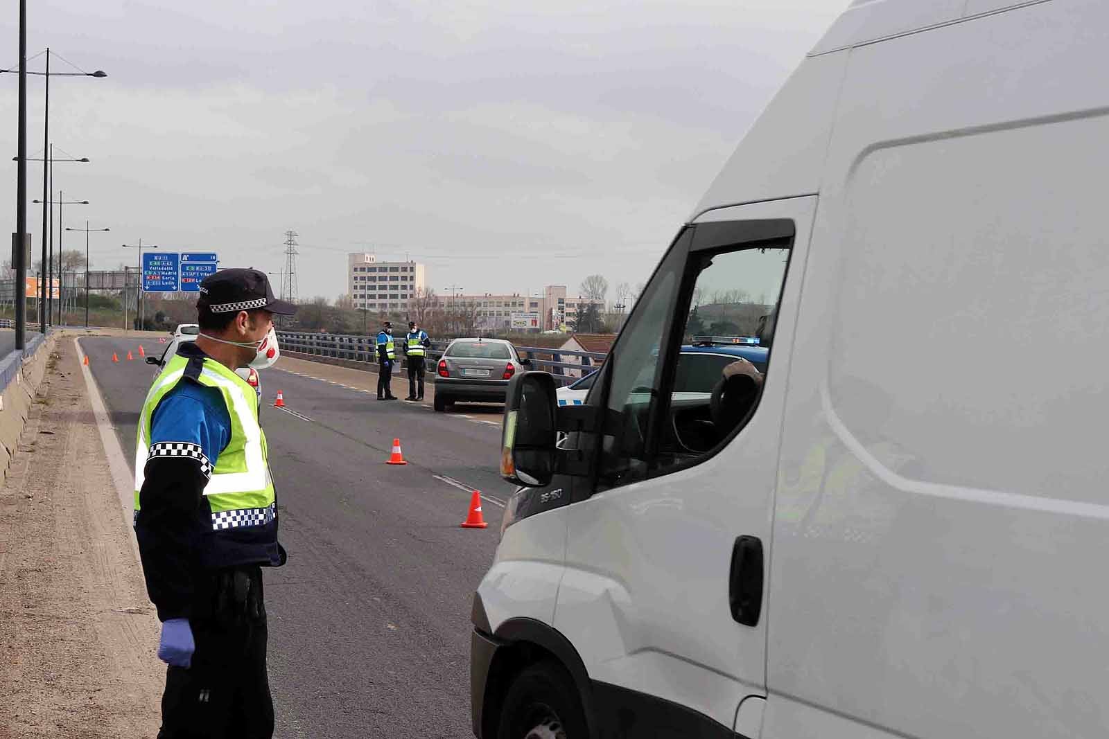 Agentes de la Policía Local han controlado los desplazamientos esta tarde en Burgos