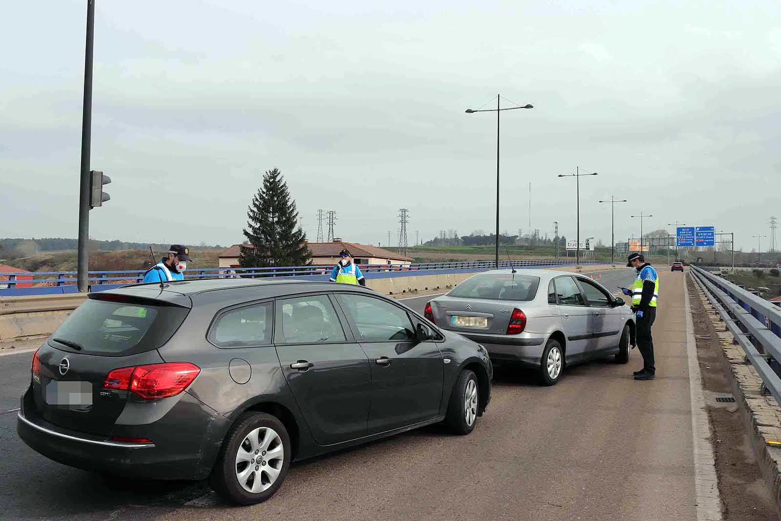 Agentes de la Policía Local han controlado los desplazamientos esta tarde en Burgos