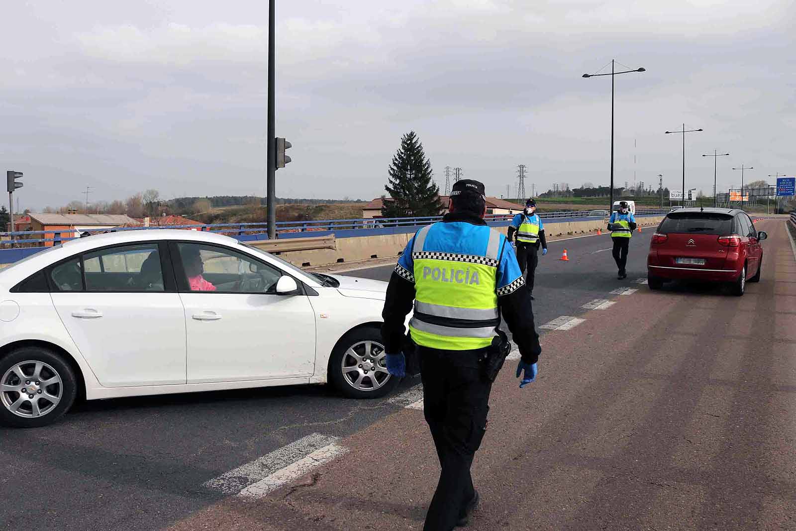 Agentes de la Policía Local han controlado los desplazamientos esta tarde en Burgos