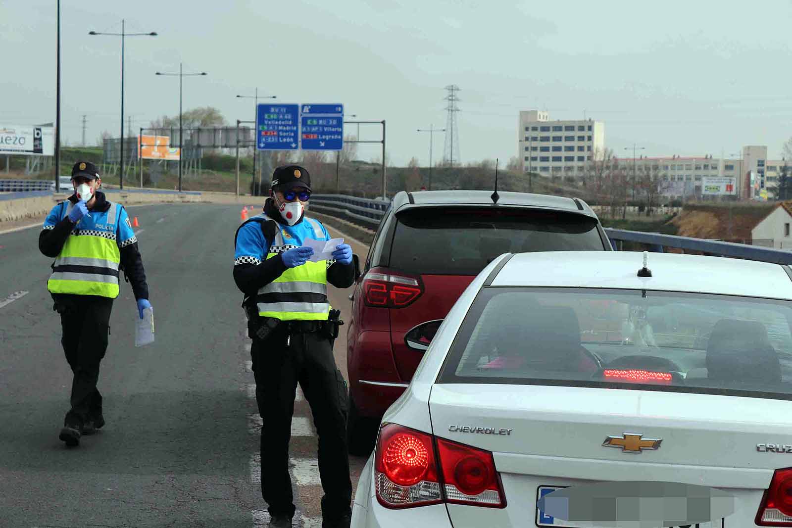 Agentes de la Policía Local han controlado los desplazamientos esta tarde en Burgos