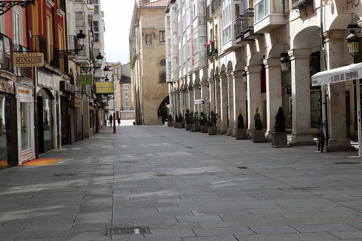 Los bares permanecen cerrados y las pocas personas que salen, lo hacen protegidas.