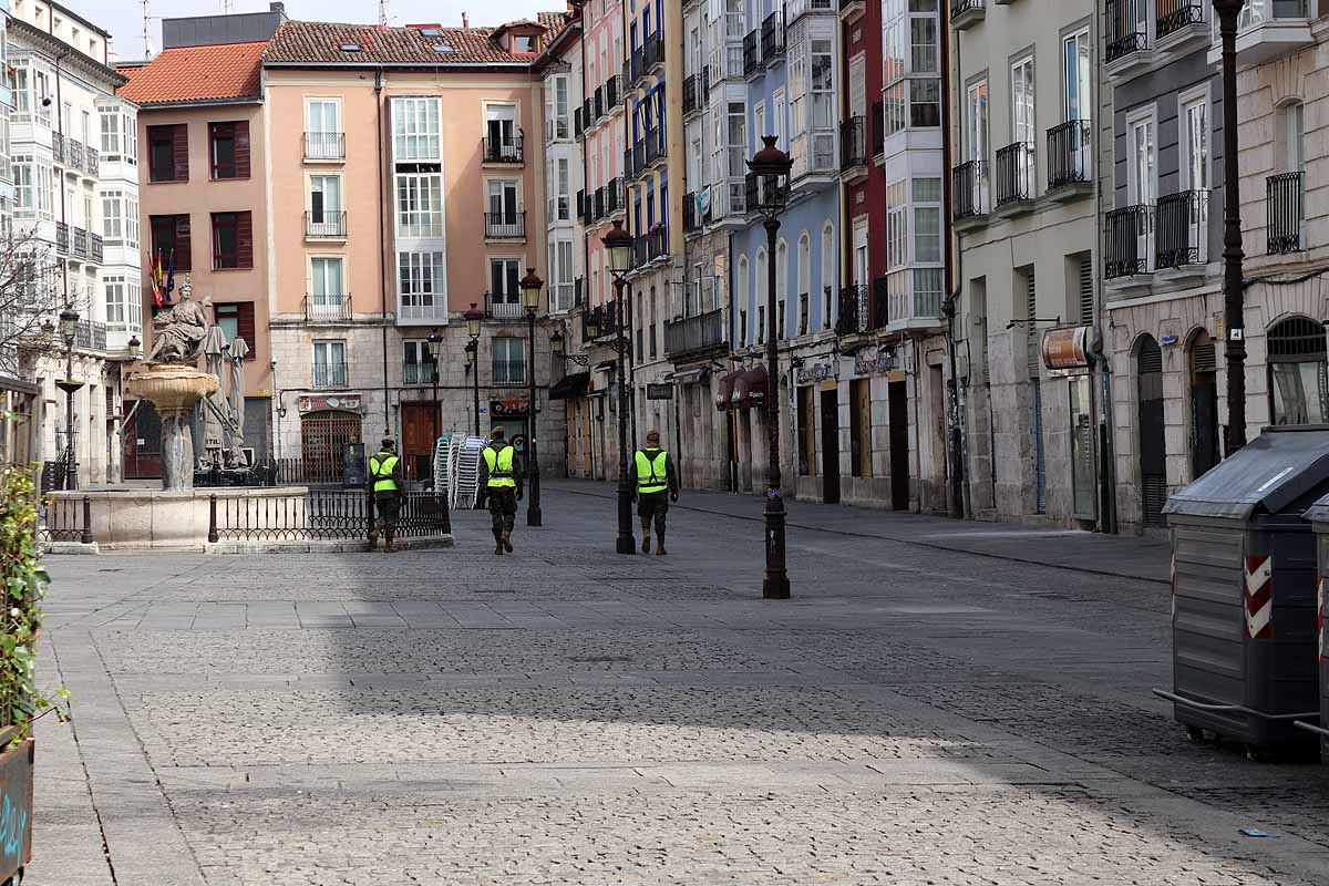 Los bares permanecen cerrados y las pocas personas que salen, lo hacen protegidas.