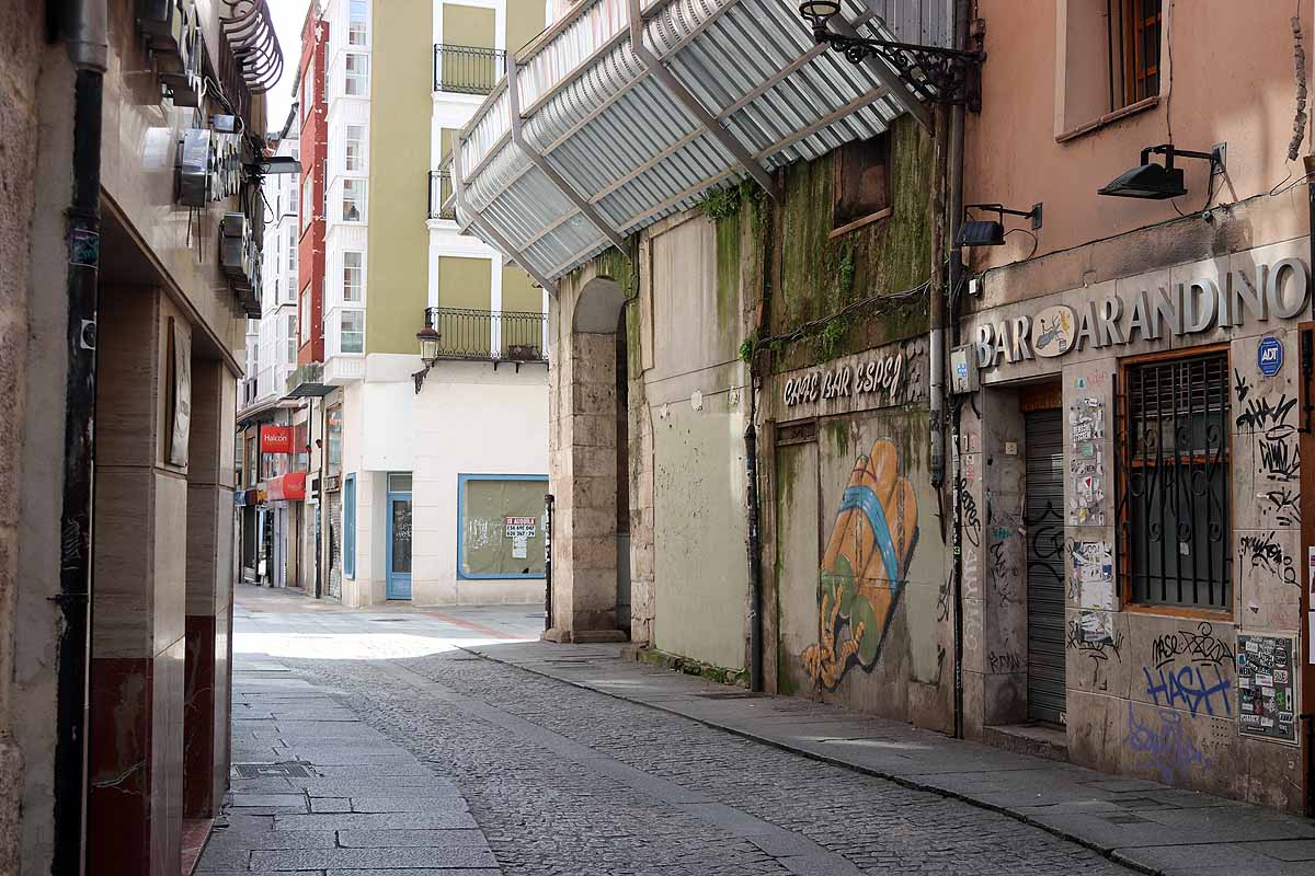 Los bares permanecen cerrados y las pocas personas que salen, lo hacen protegidas.