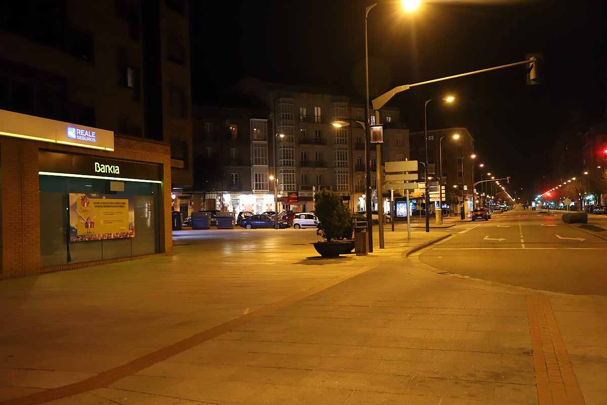 Pasear al perro es una de las pocas circunstancias por las que está permitido salir a la calle.