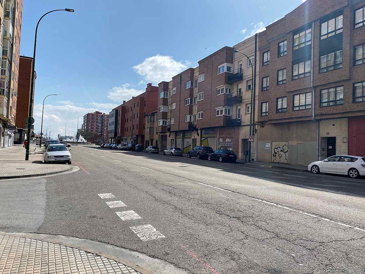 Cola para entrar a un estanco del barrio.