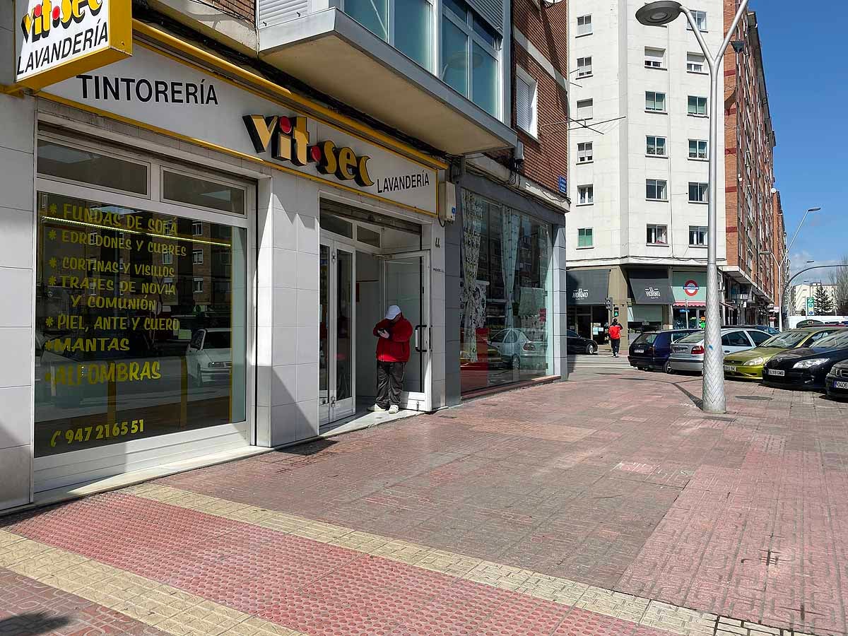 Cola para entrar a un estanco del barrio.