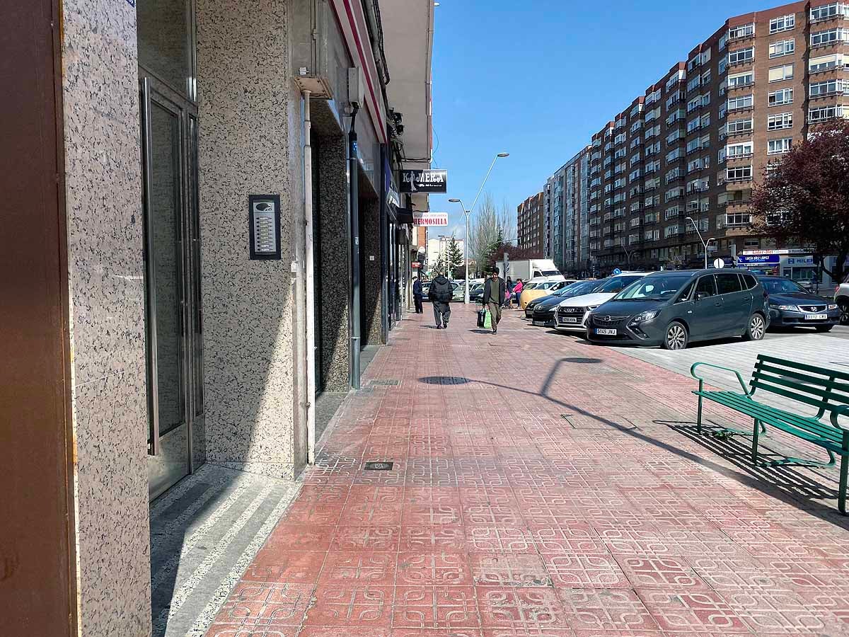 Cola para entrar a un estanco del barrio.