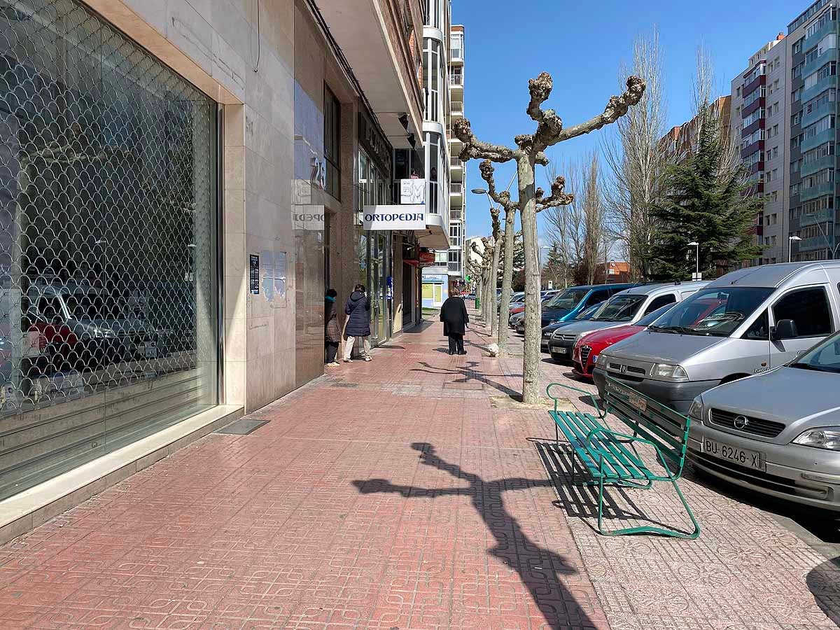 Cola para entrar a un estanco del barrio.