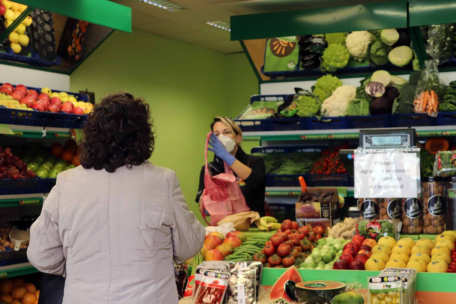 Fotos: La vida en las tiendas de barrio durante la crisis del coronavirus